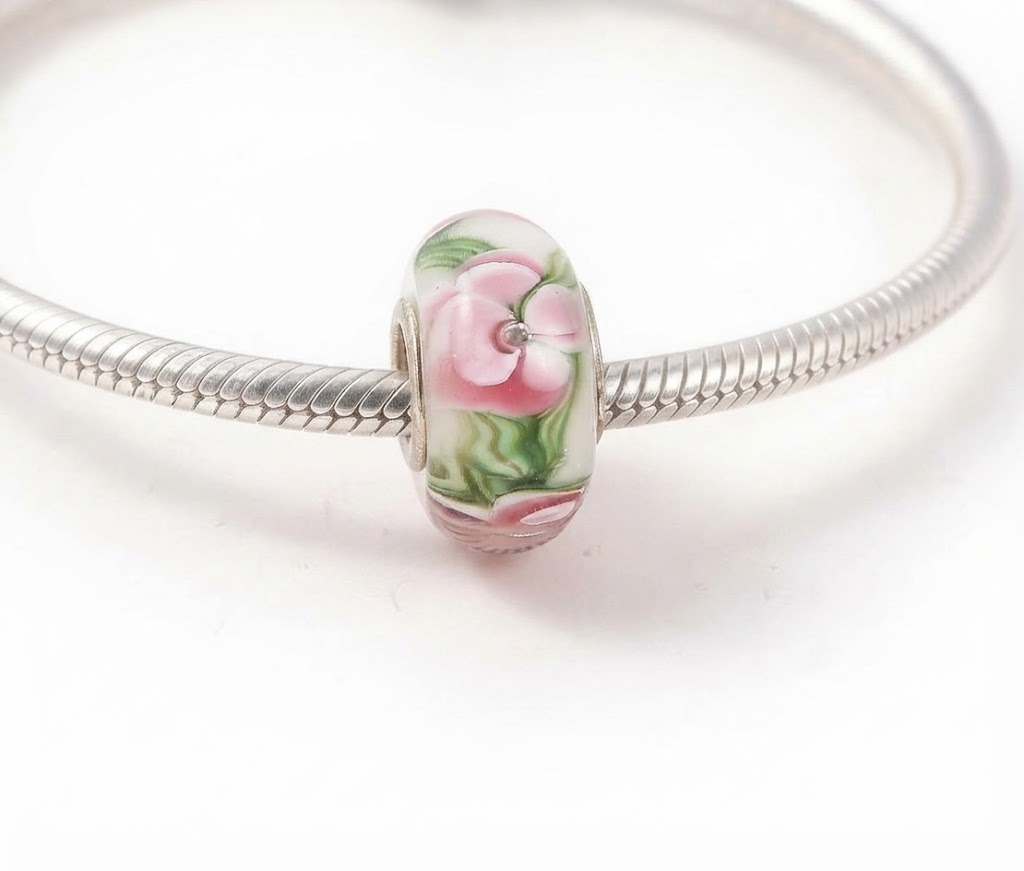 Korálek na náramek Růžové pivoňky – skleněný přívěsek TOPBEADS