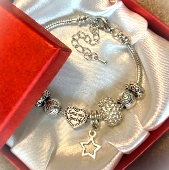 Náramek s korálky a přívěsky BASIC LOVE - TOPBEADS + dárková krabička