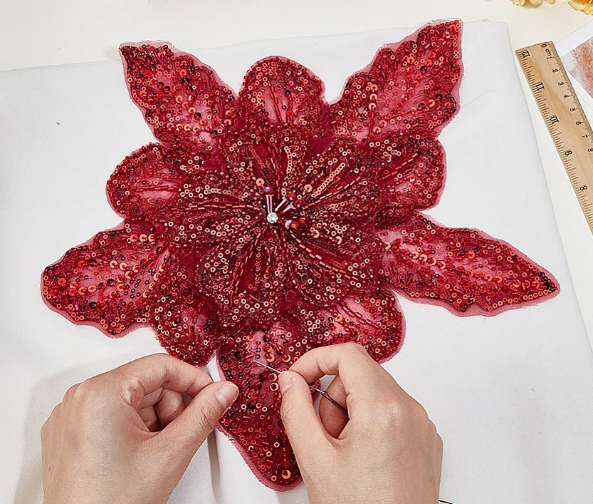 Luxusní obří brož na šaty – červený 3D květ s flitry (31 cm)