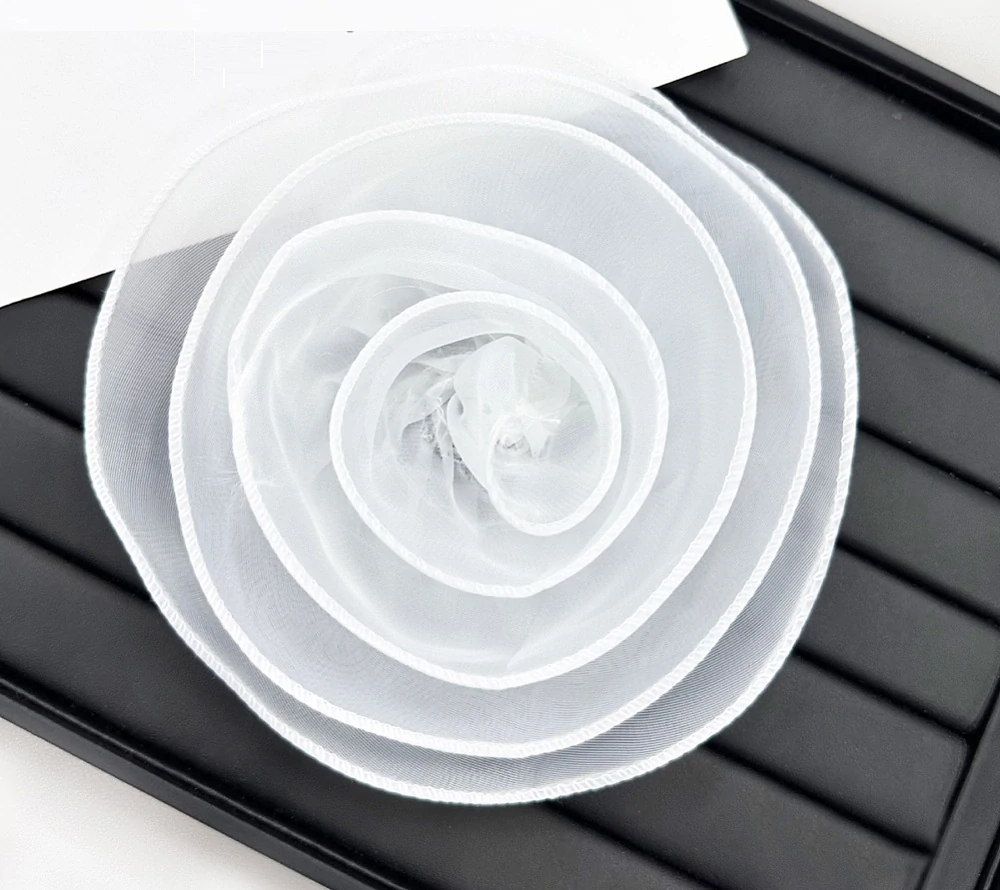 Elegantní bílá organzová brož - Květ růže (15 cm)