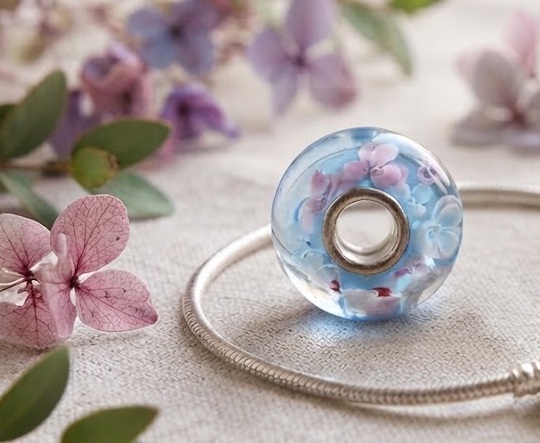 Korálek na náramek Nebeská něha – skleněný přívěsek TOPBEADS