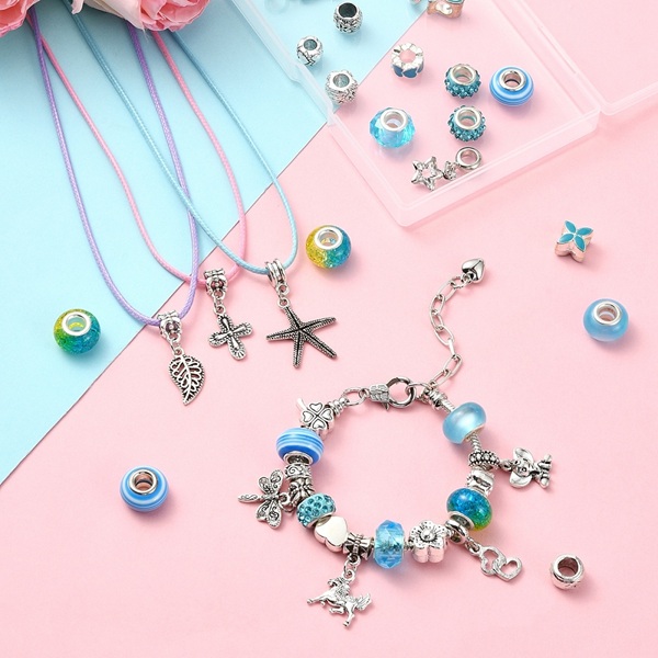 Kreativní sada na výrobu náramků - modrá s korálky a přívěsky TOPBEADS (DIY)