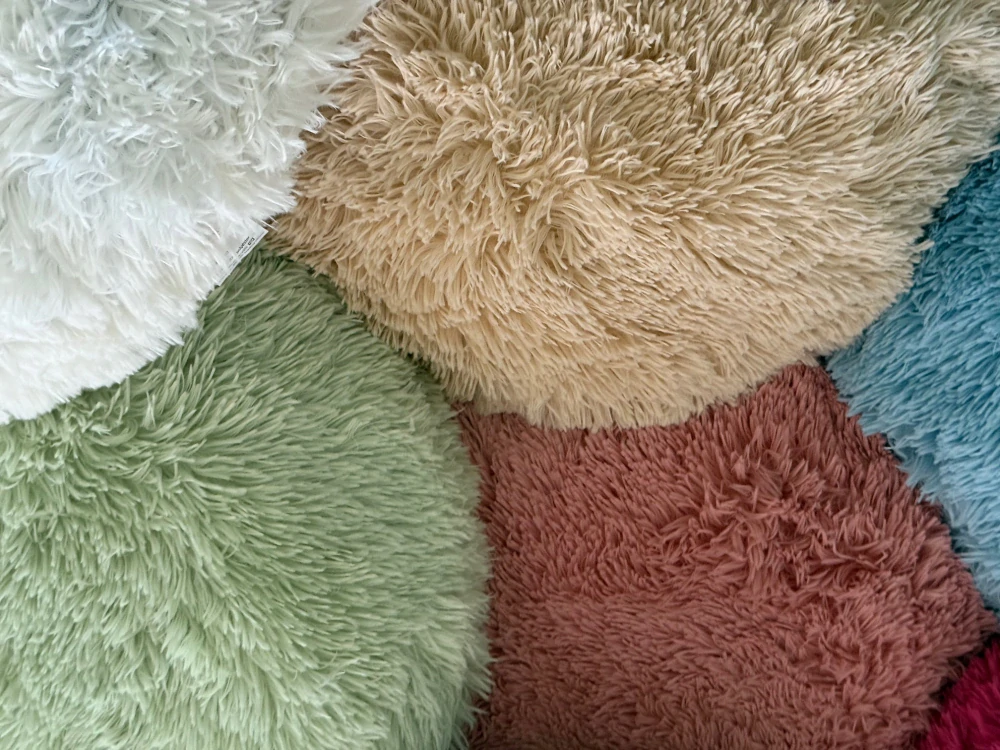 Béžový-smetanový chlupatý kulatý polštář - sedák 50 cm plyšový 