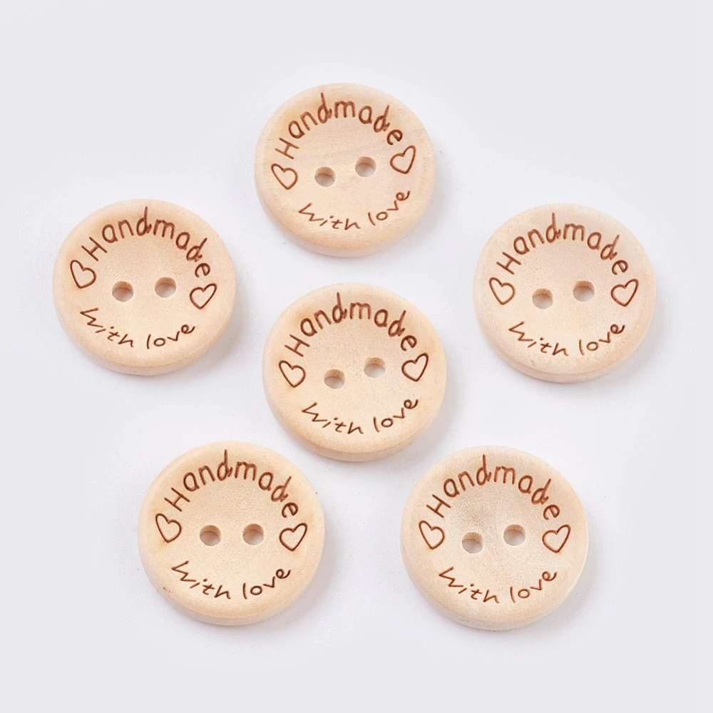 Dřevěné knoflíky „Handmade with love“ dekorativní – 6 ks, 20 mm, dvoudírkové