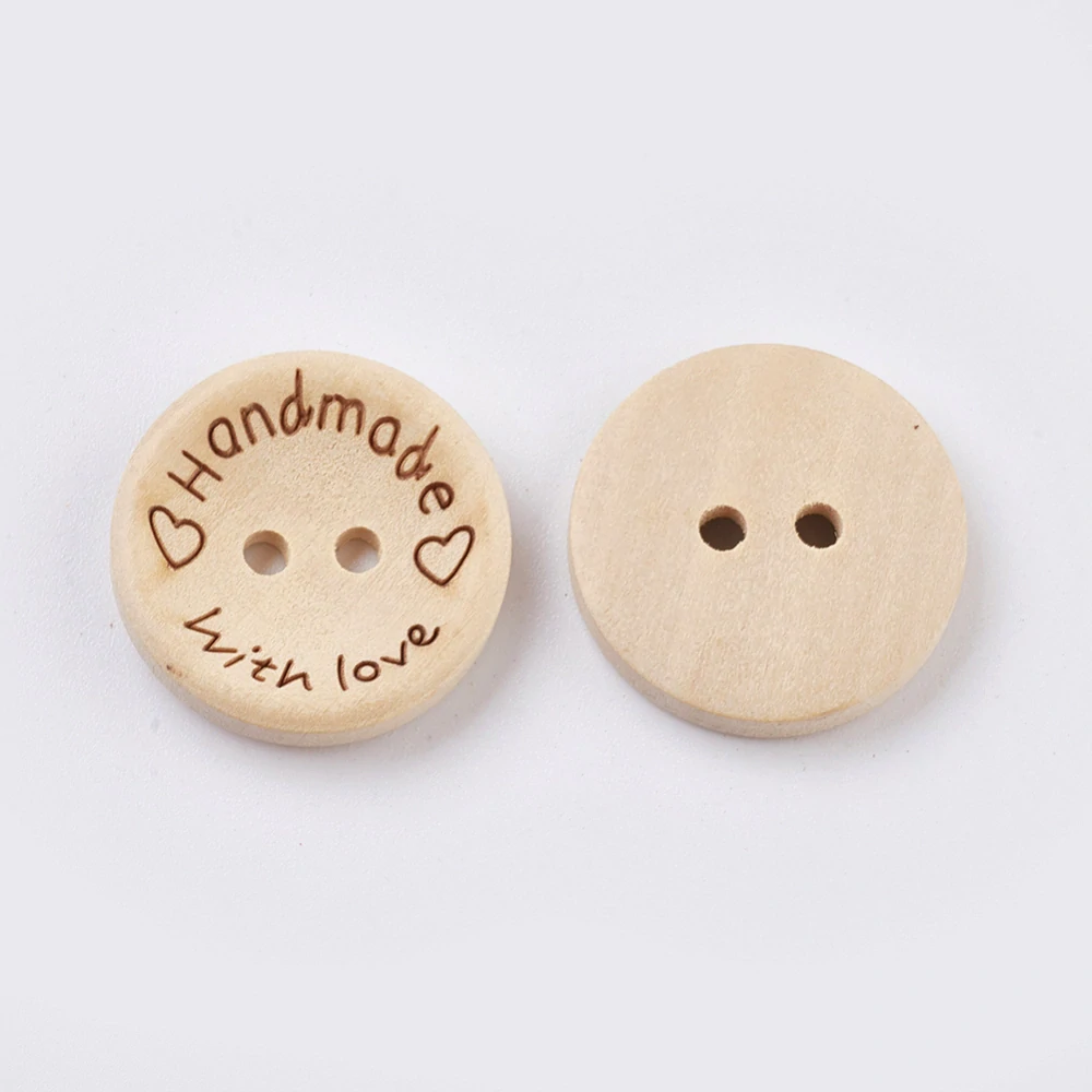 Dřevěné knoflíky „Handmade with love“ dekorativní – 6 ks, 20 mm, dvoudírkové
