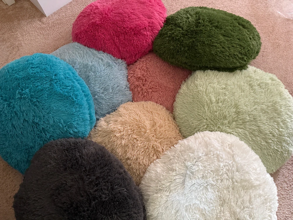 Béžový-smetanový chlupatý kulatý polštář - sedák 50 cm plyšový 