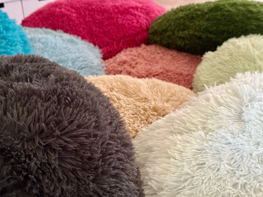 Starorůžový chlupatý kulatý polštář - sedák 70 cm plyšový 