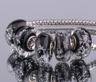 Korálek KATY černý hvězdný třpyt - TOPBEADS