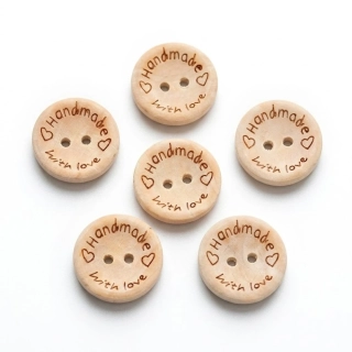 Dřevěné knoflíky „Handmade with love“ dekorativní – 6 ks, 20 mm, dvoudírkové