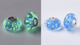 Korálek skleněný svítící NEON modrobílý TOPBEADS